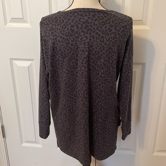 American Eagle Gray Black Cheetah Animal Print V Neck Long Sleeve Soft T… - Picture 3 of 7